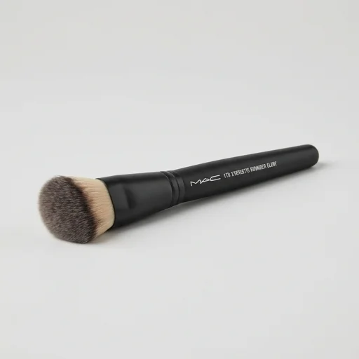 MAC Cosmetics Foundation Brush 170 (view 2)